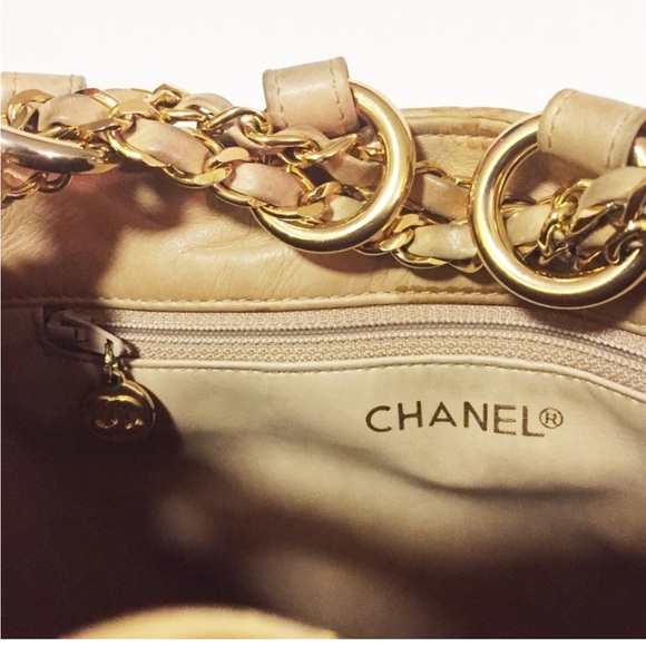 VINTAGE CHANEL Cream and Gold Shoulder Bag with Chain Straps - Picture 4 of 11